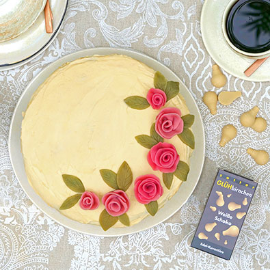 Weiße Sachertorte mit selbstgemachten Marzipan-Rosen